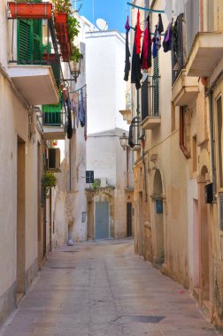 Ara sokakta. Monopoli 'de. Puglia. İtalya.