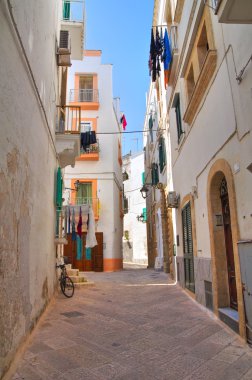 Ara sokakta. Monopoli 'de. Puglia. İtalya.