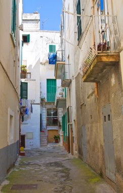 Ara sokakta. Monopoli 'de. Puglia. İtalya.