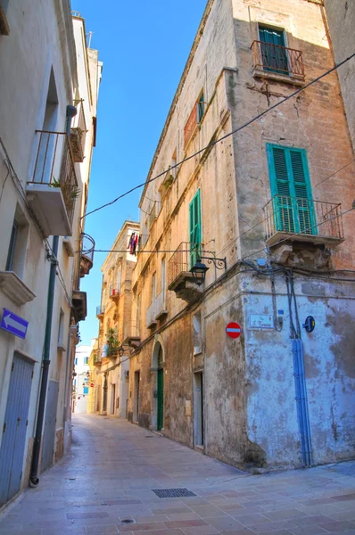Ara sokakta. Monopoli 'de. Puglia. İtalya. — Stok fotoğraf