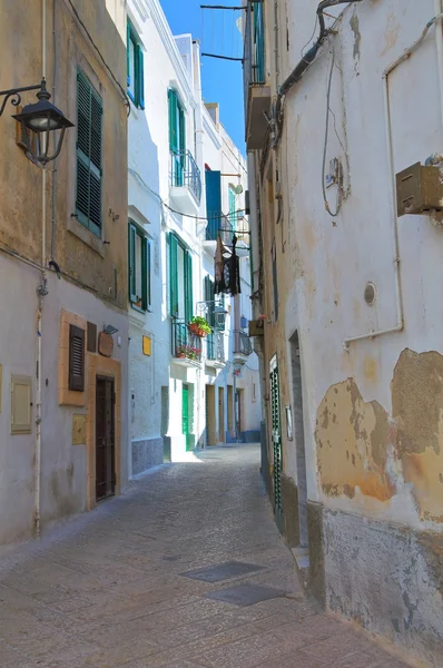 Ulička. Monopoli. Puglia. Itálie. — Stock fotografie