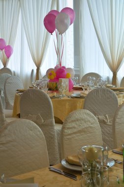 Bir olay partisi için tablo ayarlandı.