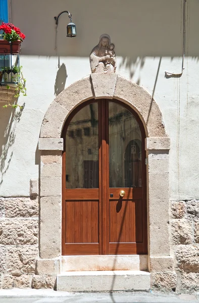 Ahşap kapı. Altamura. Puglia. İtalya. — Stok fotoğraf