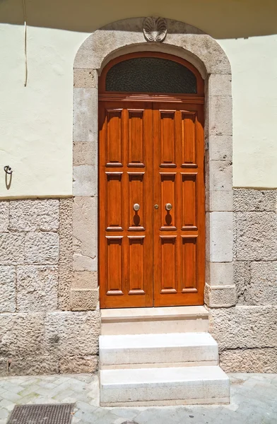 Puerta de madera. Altamura. Puglia. Italia . —  Fotos de Stock