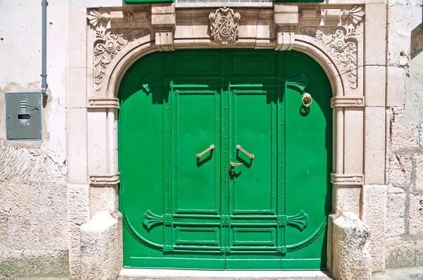 绿色的门。altamura。普利亚大区。意大利. — 图库照片