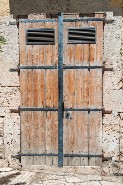 木製のドア。アルタムーラ。プーリア州。イタリア. — ストック写真