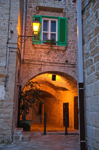 小巷里。焦维纳佐。普利亚大区。意大利. — 图库照片