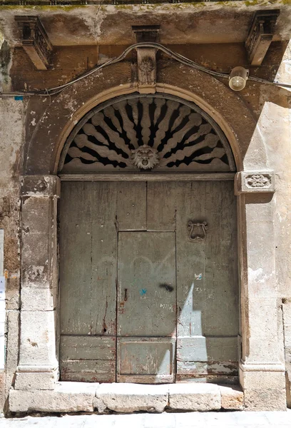 木制的门。altamura。普利亚大区。意大利. — 图库照片