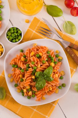 Fusilli makarna, bezelye ve tatlı mısır..