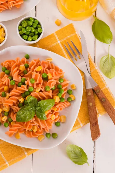 Pasta Fusilli Con Guisantes Maíz Dulce —  Fotos de Stock