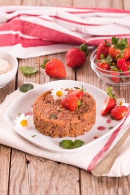 Beyaz çanak sirke ile Çilek risotto.