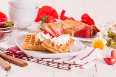 Çilekli waffle ve krem şantili.