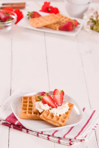 Waffeln Mit Erdbeeren Und Schlagsahne — Stockfoto