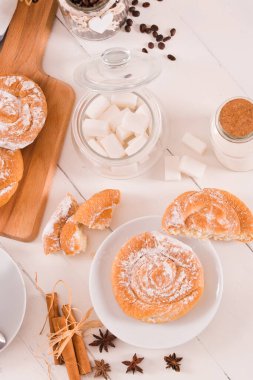 Beyaz tabakta krema kaplı tatlı hamur tatlısı.