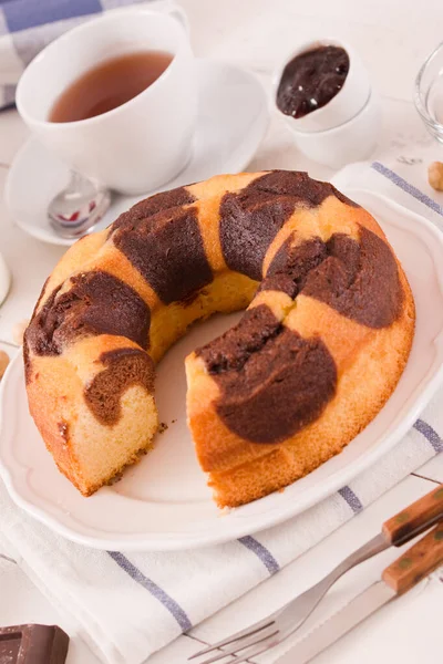 Marmeren Ringcake Met Hazelnoten Witte Schotel — Stockfoto