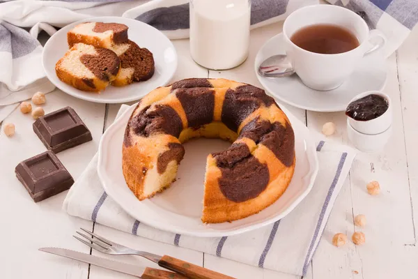 접시에 개미집을 맛있는 케이크 — 스톡 사진