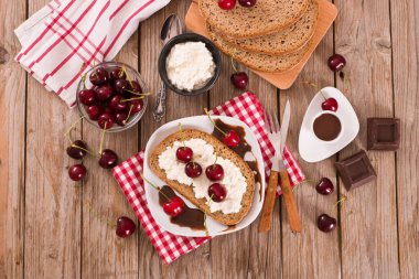 Çavdar ekmeği, süzme peynir ve kirazlı..