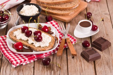 Çavdar ekmeği, süzme peynir ve kirazlı..