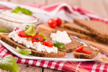 Çavdar ekmeği, süzme peynir, fesleğen ve domates..