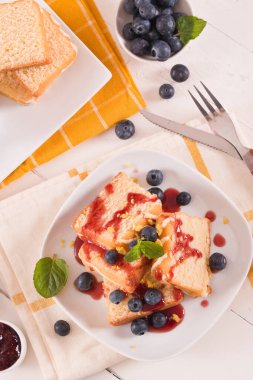 Yabanmersinli ve çilekli limonlu kek..