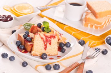 Yabanmersinli ve çilekli limonlu kek..