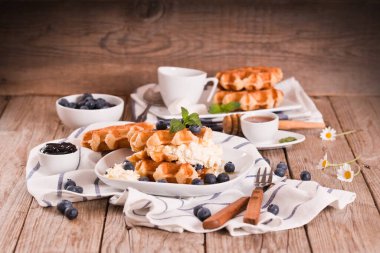 Yaban mersinli waffle ve krema..