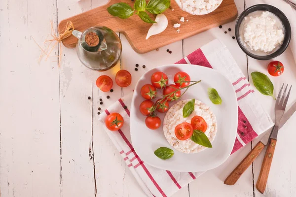 Reiskuchen Mit Milchflocken Und Tomaten — Stockfoto