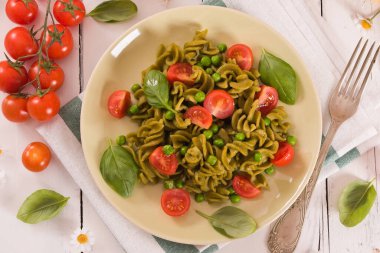 Kiraz domatesli ve bezelyeli Fusilli makarna..