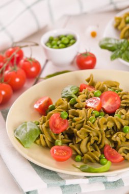 Kiraz domatesli ve bezelyeli Fusilli makarna..