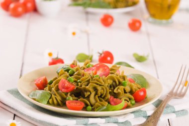 Kiraz domatesli ve bezelyeli Fusilli makarna..