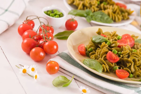 Fusilli Pasta Met Kerstomaten Erwten — Stockfoto