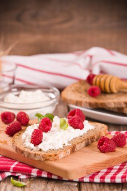 Çavdar ekmeği, süzme peynir ve ahududu..