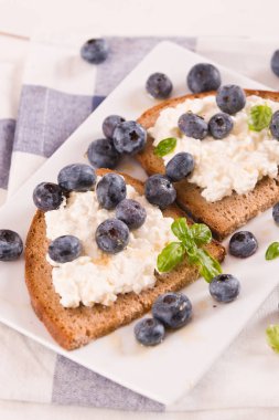 Çavdar ekmeği, süzme peynir, yabanmersini ve bal..