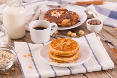 Beyaz tabakta taneli ballı krep..