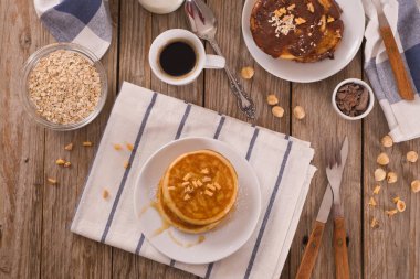 Beyaz tabakta taneli ballı krep..