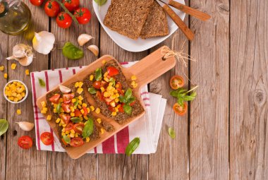 Tatlı mısır, fesleğen ve domatesli çavdar ekmeği..