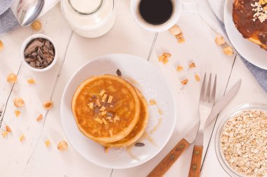 Çikolatalı ballı krep ve beyaz tabakta gevrek..