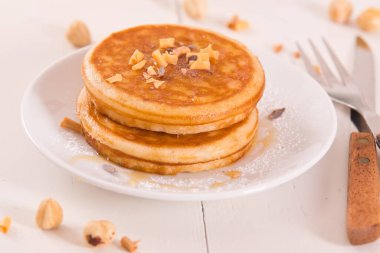 Çikolatalı ballı krep ve beyaz tabakta gevrek..