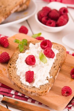 Çavdar ekmeği, süzme peynir ve ahududu..