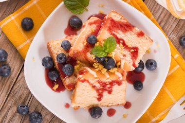 Yabanmersinli ve çilekli limonlu kek..