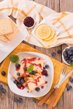 Yabanmersinli ve çilekli limonlu kek..