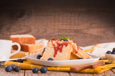 Yabanmersinli ve çilekli limonlu kek..