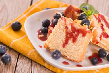 Yabanmersinli ve çilekli limonlu kek..