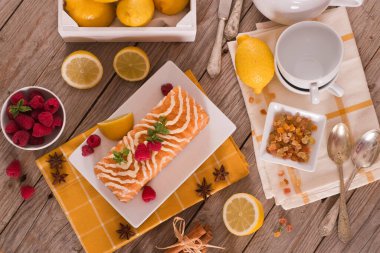 Beyaz tabakta limonlu kek..