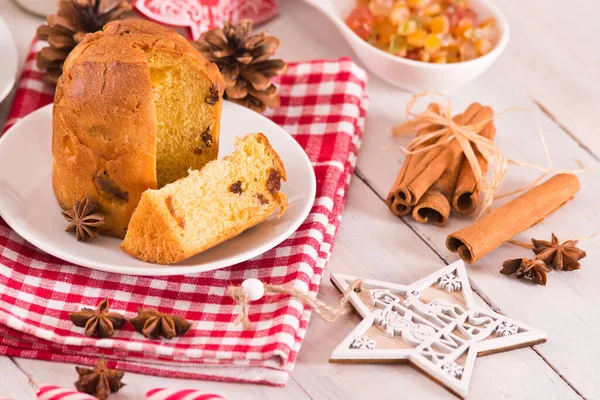 Panettone Karácsonyi Torta Kandírozott Gyümölcs Fehér Étel — Stock Fotó