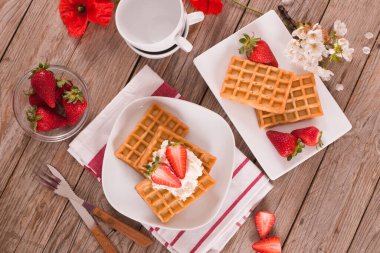 Çilekli waffle ve krem şantili.