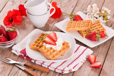 Çilekli waffle ve krem şantili.