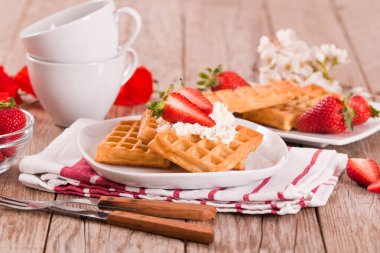 Çilekli waffle ve krem şantili.