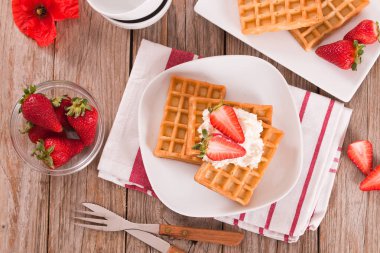 Çilekli waffle ve krem şantili.