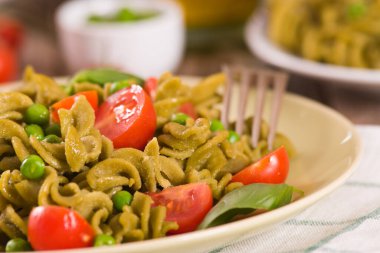 Kiraz domatesli ve bezelyeli Fusilli makarna..